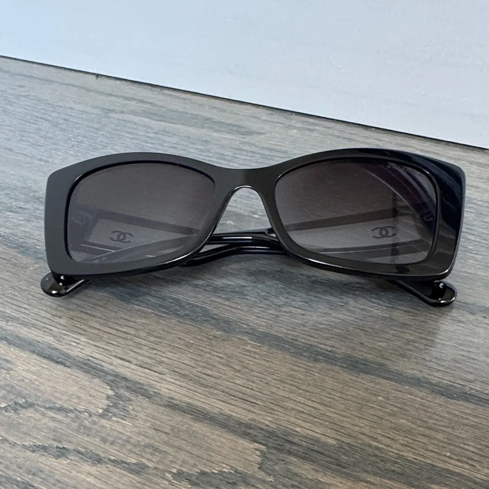 CHANEL Black Oversized Rectangular Sunglasses - Picture 1 of 5